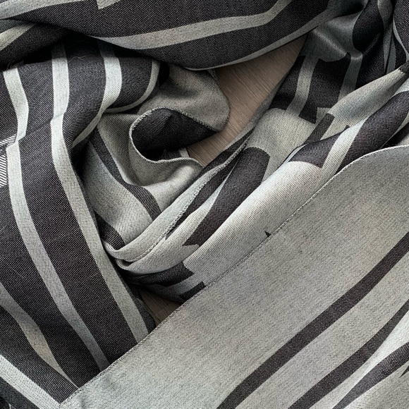 💛💛💛 Givenchy Logo Grey/Silver Silk Blend Scarf Grey 💛💛💛 - Picture 6 of 7